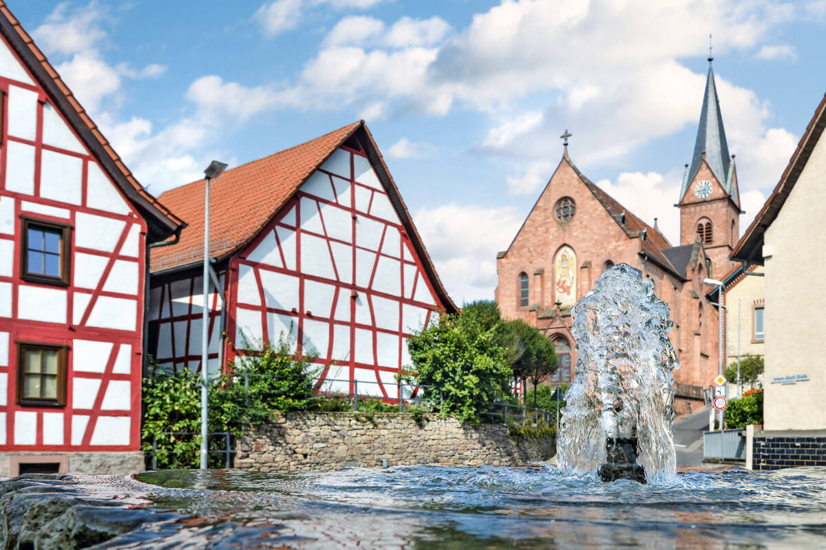 Ortsmitte mit Brunnen u. Wasser